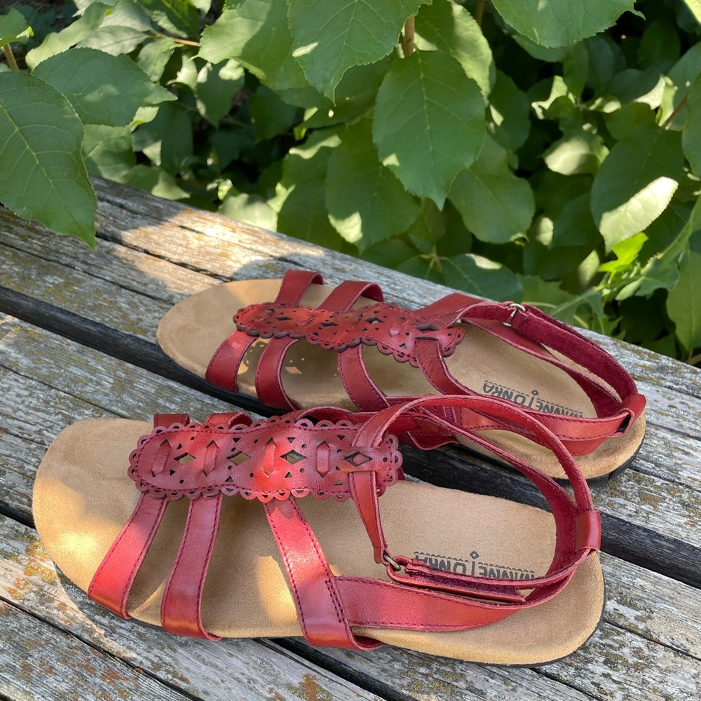 Minnetonka Sandals Women’s Size 9, Red